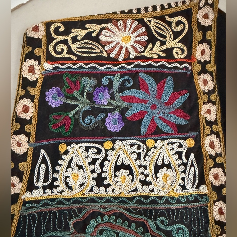 🖤🌼FASHION PASSPORT Black Embroidered Bolero Vest - Picture 3 of 5